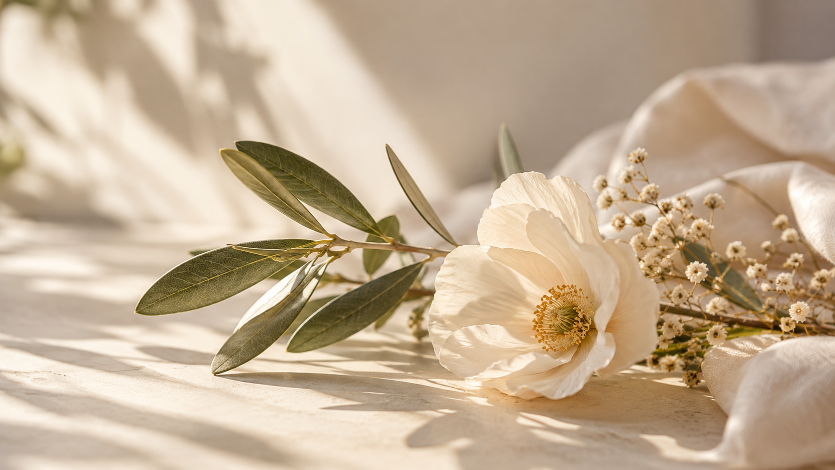 Composizione botanica con fiori chiari e foglie verdi